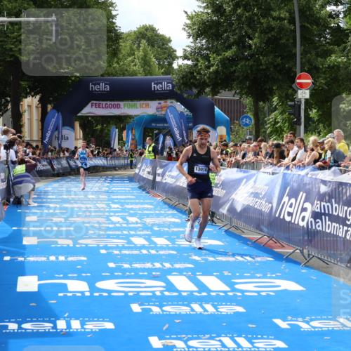 29.06.2025 - hella hamburg halbmarathon Zöllner http://msf.ph/oto/8168138 29.06.2025 10:19:26 Ziel 2659, 13016 meine-sportfotos.de