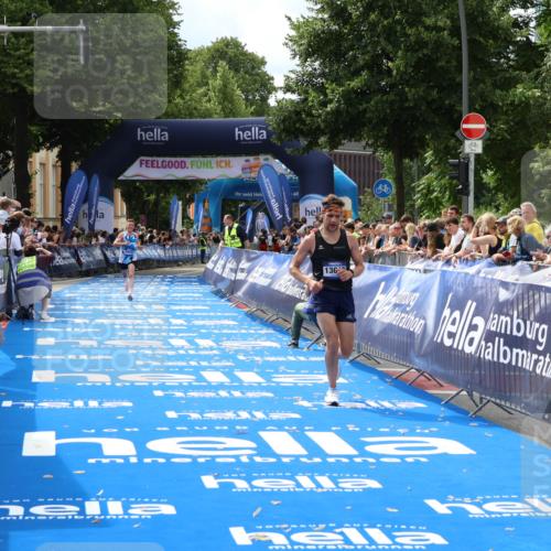 29.06.2025 - hella hamburg halbmarathon Zöllner http://msf.ph/oto/8168151 29.06.2025 10:19:26 Ziel 2659, 13016 meine-sportfotos.de