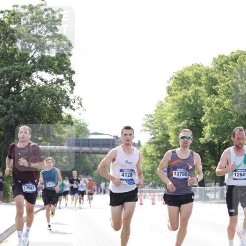 29.06.2025 - hella hamburg halbmarathon Jannik Wohlers http://msf.ph/oto/8168215 29.06.2025 09:41:17 Lombardsbrücke 2459, 4128, 4571, 7142, 9442, 10780, 11194, 12067, 12641, 13780, 14107, 16361, 16484, 17856 meine-sportfotos.de