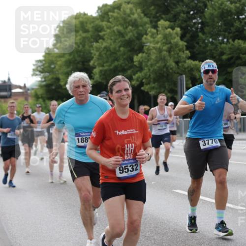 29.06.2025 - hella hamburg halbmarathon Jannik Wohlers http://msf.ph/oto/8168292 29.06.2025 10:21:09 Lombardsbrücke 1072, 1401, 2271, 2815, 3770, 3817, 3825, 3826, 4375, 4376, 4697, 4786, 5122, 5373, 5412, 5759, 5957, 6086, 6103, 6844, 7375, 7612, 7781, 8095, 8286, 8896, 9100, 9369, 9483, 9499, 9532, 9624, 10374, 10874, 10921, 12018, 12041, 12368, 12402, 12659, 13093, 13584, 13937, 14118, 14278, 14664, 15267, 15404, 15603, 15869, 16045, 16107, 17799, 17969, 18378, 18851, 19012 meine-sportfotos.de