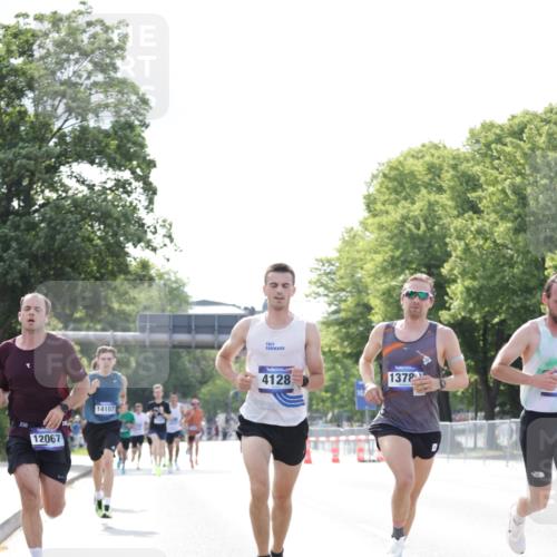 29.06.2025 - hella hamburg halbmarathon Jannik Wohlers http://msf.ph/oto/8168302 29.06.2025 09:41:17 Lombardsbrücke 2459, 4128, 4571, 7142, 9442, 10780, 11194, 12067, 12641, 13780, 14107, 16361, 16484, 17856 meine-sportfotos.de