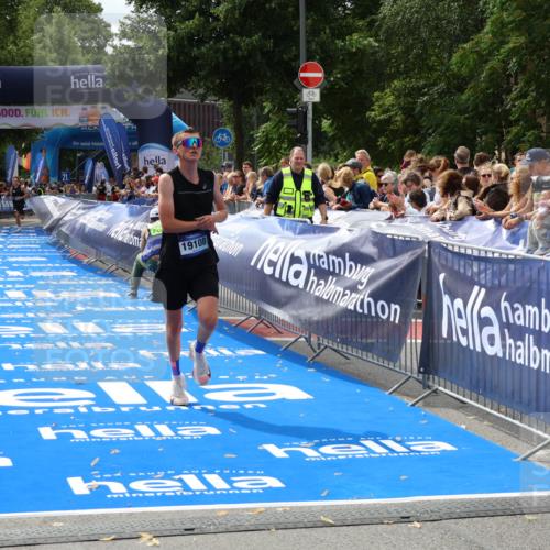 29.06.2025 - hella hamburg halbmarathon Zöllner http://msf.ph/oto/8168328 29.06.2025 10:19:43 Ziel 19108 meine-sportfotos.de