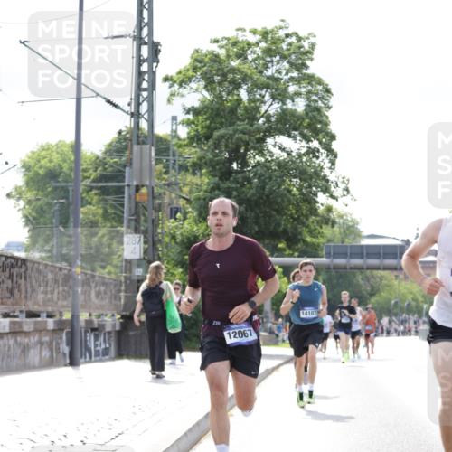 29.06.2025 - hella hamburg halbmarathon Jannik Wohlers http://msf.ph/oto/8168342 29.06.2025 09:41:18 Lombardsbrücke 2459, 4128, 4571, 7142, 10780, 11194, 12067, 12641, 13780, 14107, 16361, 16484 meine-sportfotos.de