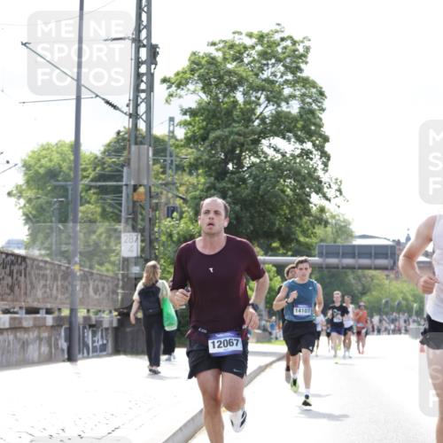 29.06.2025 - hella hamburg halbmarathon Jannik Wohlers http://msf.ph/oto/8168362 29.06.2025 09:41:18 Lombardsbrücke 2459, 4128, 4571, 7142, 10780, 11194, 12067, 12641, 13780, 14107, 16361, 16484 meine-sportfotos.de