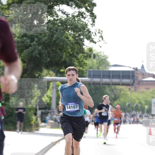 29.06.2025 - hella hamburg halbmarathon Jannik Wohlers http://msf.ph/oto/8168381 29.06.2025 09:41:19 Lombardsbrücke 2459, 4128, 4571, 7142, 10780, 11194, 12067, 12641, 13780, 14107, 16361, 16484 meine-sportfotos.de