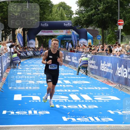 29.06.2025 - hella hamburg halbmarathon Zöllner http://msf.ph/oto/8168390 29.06.2025 10:19:54 Ziel 4524, 14188 meine-sportfotos.de