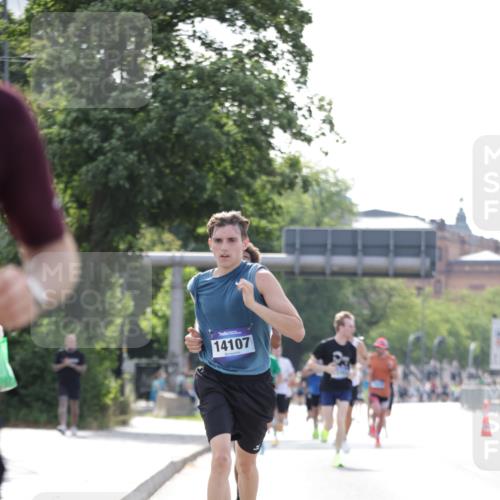 29.06.2025 - hella hamburg halbmarathon Jannik Wohlers http://msf.ph/oto/8168397 29.06.2025 09:41:19 Lombardsbrücke 2459, 4128, 4571, 7142, 10780, 11194, 12067, 12641, 13780, 14107, 16361, 16484 meine-sportfotos.de