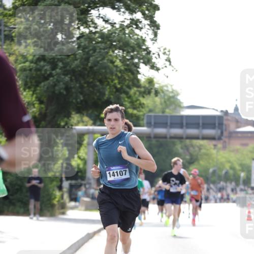 29.06.2025 - hella hamburg halbmarathon Jannik Wohlers http://msf.ph/oto/8168410 29.06.2025 09:41:19 Lombardsbrücke 2459, 4128, 4571, 7142, 10780, 11194, 12067, 12641, 13780, 14107, 16361, 16484 meine-sportfotos.de