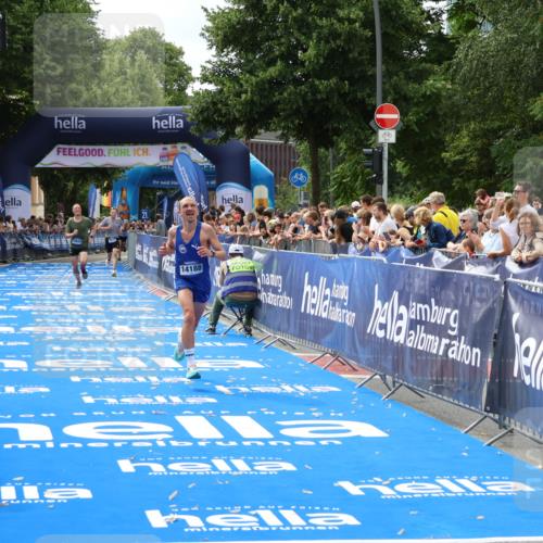 29.06.2025 - hella hamburg halbmarathon Zöllner http://msf.ph/oto/8168441 29.06.2025 10:20:01 Ziel 9255, 14188, 18848 meine-sportfotos.de