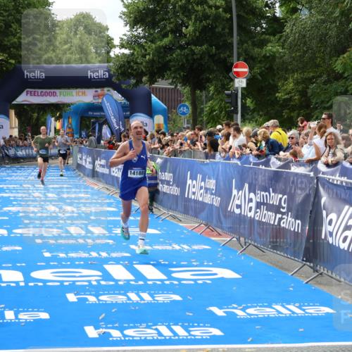 29.06.2025 - hella hamburg halbmarathon Zöllner http://msf.ph/oto/8168453 29.06.2025 10:20:01 Ziel 9255, 14188, 18848 meine-sportfotos.de