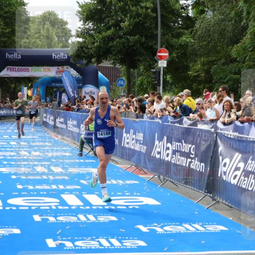 29.06.2025 - hella hamburg halbmarathon Zöllner http://msf.ph/oto/8168465 29.06.2025 10:20:01 Ziel 9255, 14188, 18848 meine-sportfotos.de