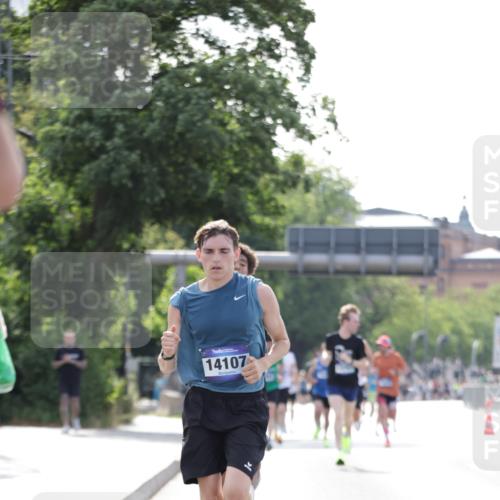 29.06.2025 - hella hamburg halbmarathon Jannik Wohlers http://msf.ph/oto/8168471 29.06.2025 09:41:19 Lombardsbrücke 2459, 4128, 4571, 7142, 10780, 11194, 12067, 12641, 13780, 14107, 16361, 16484 meine-sportfotos.de