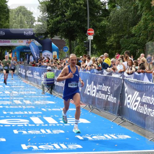29.06.2025 - hella hamburg halbmarathon Zöllner http://msf.ph/oto/8168474 29.06.2025 10:20:02 Ziel 9255, 14188, 18848 meine-sportfotos.de