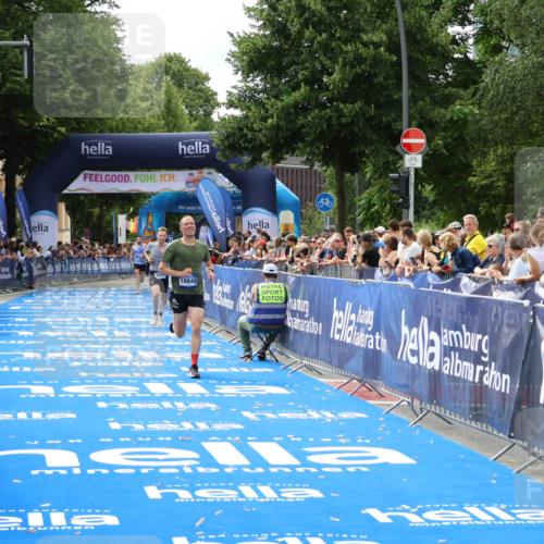 29.06.2025 - hella hamburg halbmarathon Zöllner http://msf.ph/oto/8168493 29.06.2025 10:20:03 Ziel 9255, 14188, 18848 meine-sportfotos.de