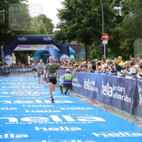 29.06.2025 - hella hamburg halbmarathon Zöllner http://msf.ph/oto/8168502 29.06.2025 10:20:04 Ziel 9255, 11829, 18848 meine-sportfotos.de