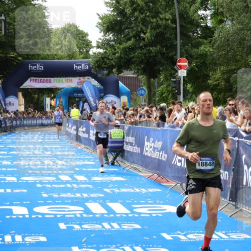 29.06.2025 - hella hamburg halbmarathon Zöllner http://msf.ph/oto/8168520 29.06.2025 10:20:05 Ziel 9255, 11829, 18848 meine-sportfotos.de