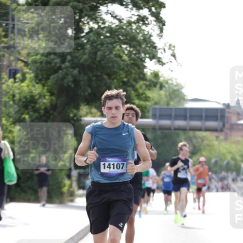 29.06.2025 - hella hamburg halbmarathon Jannik Wohlers http://msf.ph/oto/8168541 29.06.2025 09:41:19 Lombardsbrücke 2459, 4128, 4571, 7142, 10780, 11194, 12067, 12641, 13780, 14107, 16361, 16484 meine-sportfotos.de