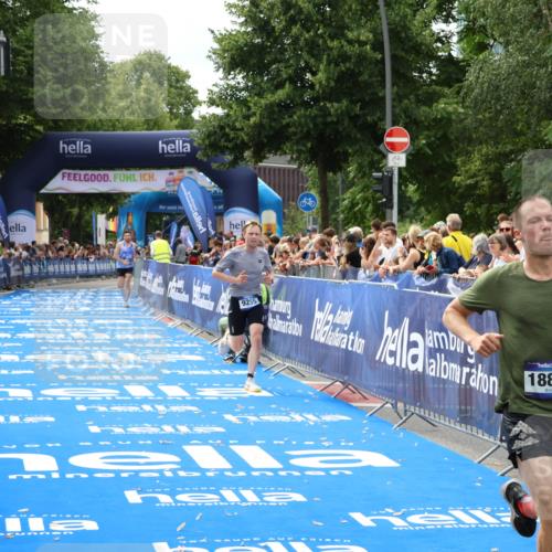 29.06.2025 - hella hamburg halbmarathon Zöllner http://msf.ph/oto/8168545 29.06.2025 10:20:06 Ziel 9255, 11829, 18848 meine-sportfotos.de