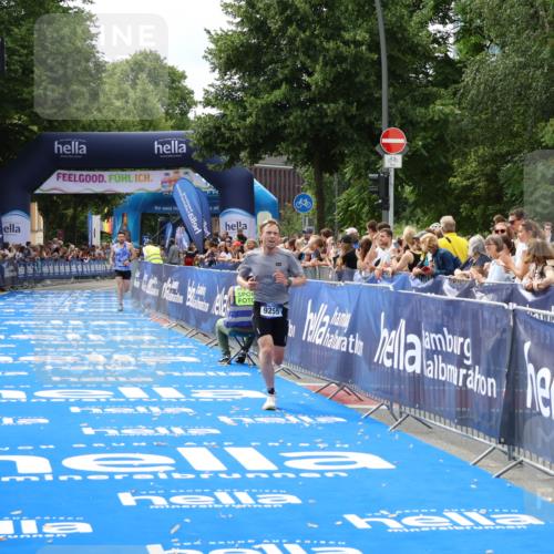 29.06.2025 - hella hamburg halbmarathon Zöllner http://msf.ph/oto/8168553 29.06.2025 10:20:06 Ziel 9255, 11829, 18848 meine-sportfotos.de