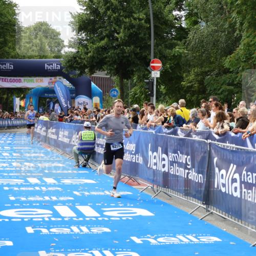 29.06.2025 - hella hamburg halbmarathon Zöllner http://msf.ph/oto/8168566 29.06.2025 10:20:06 Ziel 9255, 11829, 18848 meine-sportfotos.de