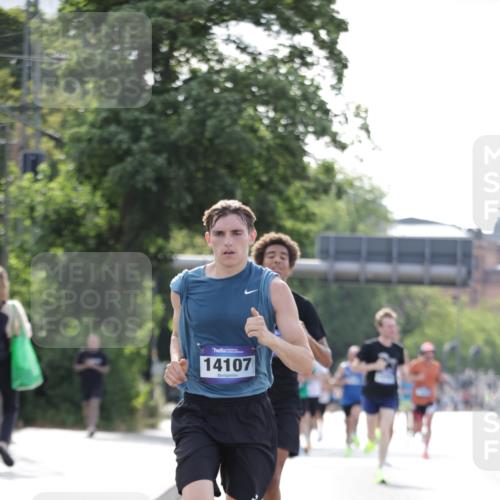 29.06.2025 - hella hamburg halbmarathon Jannik Wohlers http://msf.ph/oto/8168577 29.06.2025 09:41:20 Lombardsbrücke 2459, 4128, 4571, 7142, 10780, 11194, 12067, 12641, 13751, 13780, 14107, 16361, 16484 meine-sportfotos.de