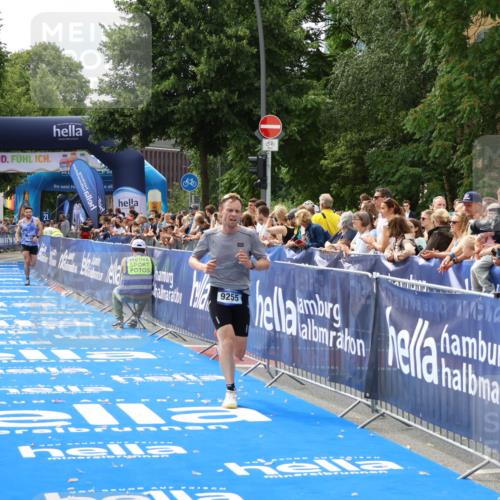 29.06.2025 - hella hamburg halbmarathon Zöllner http://msf.ph/oto/8168587 29.06.2025 10:20:07 Ziel 9255, 11829 meine-sportfotos.de