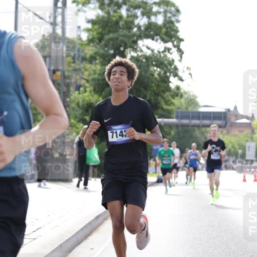 29.06.2025 - hella hamburg halbmarathon Jannik Wohlers http://msf.ph/oto/8168594 29.06.2025 09:41:21 Lombardsbrücke 2892, 4128, 4571, 7142, 10780, 11194, 12067, 12641, 13751, 13780, 14107, 16361, 16484, 18897 meine-sportfotos.de