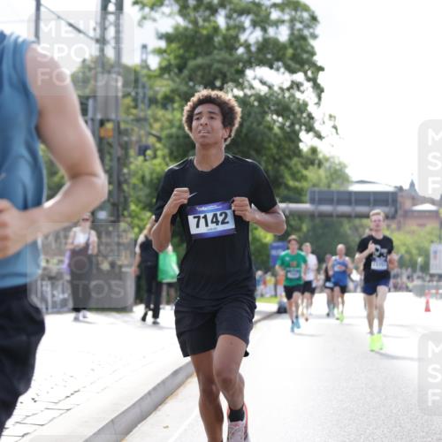 29.06.2025 - hella hamburg halbmarathon Jannik Wohlers http://msf.ph/oto/8168609 29.06.2025 09:41:21 Lombardsbrücke 2892, 4128, 4571, 7142, 10780, 11194, 12067, 12641, 13751, 13780, 14107, 16361, 16484, 18897 meine-sportfotos.de