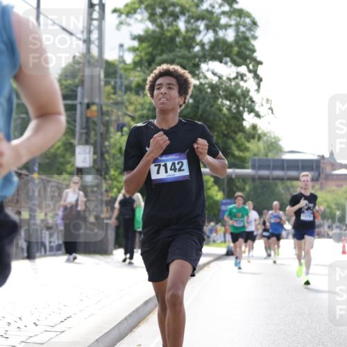 29.06.2025 - hella hamburg halbmarathon Jannik Wohlers http://msf.ph/oto/8168630 29.06.2025 09:41:21 Lombardsbrücke 2892, 4128, 4571, 7142, 10780, 11194, 12067, 12641, 13751, 13780, 14107, 16361, 16484, 18897 meine-sportfotos.de