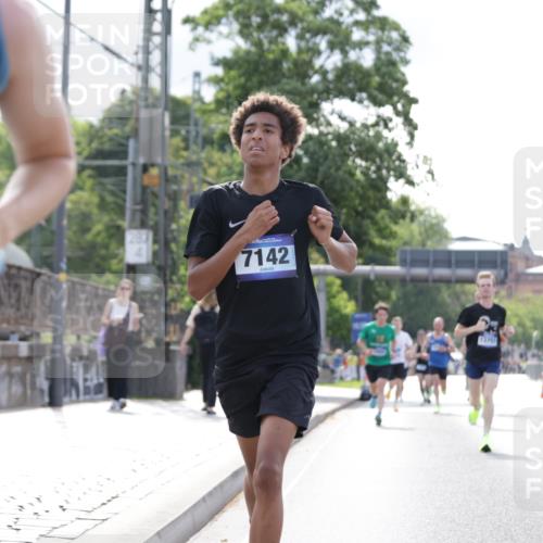 29.06.2025 - hella hamburg halbmarathon Jannik Wohlers http://msf.ph/oto/8168640 29.06.2025 09:41:21 Lombardsbrücke 2892, 4128, 4571, 7142, 10780, 11194, 12067, 12641, 13751, 13780, 14107, 16361, 16484, 18897 meine-sportfotos.de