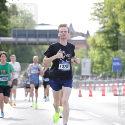 29.06.2025 - hella hamburg halbmarathon Jannik Wohlers http://msf.ph/oto/8168667 29.06.2025 09:41:23 Lombardsbrücke 1241, 2892, 4128, 4571, 7142, 10780, 11194, 12067, 12641, 13440, 13751, 13780, 14107, 16169, 16361, 16484, 18897 meine-sportfotos.de