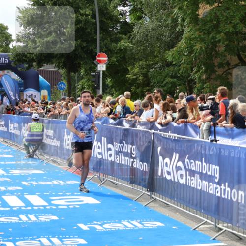 29.06.2025 - hella hamburg halbmarathon Zöllner http://msf.ph/oto/8168709 29.06.2025 10:20:11 Ziel 11829 meine-sportfotos.de