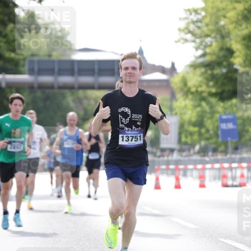 29.06.2025 - hella hamburg halbmarathon Jannik Wohlers http://msf.ph/oto/8168713 29.06.2025 09:41:23 Lombardsbrücke 1241, 2892, 4128, 4571, 7142, 10780, 11194, 12067, 12641, 13440, 13751, 13780, 14107, 16169, 16361, 16484, 18897 meine-sportfotos.de