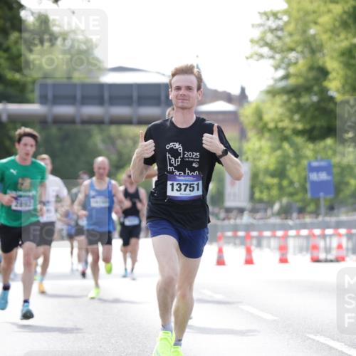 29.06.2025 - hella hamburg halbmarathon Jannik Wohlers http://msf.ph/oto/8168745 29.06.2025 09:41:23 Lombardsbrücke 1241, 2892, 4128, 4571, 7142, 10780, 11194, 12067, 12641, 13440, 13751, 13780, 14107, 16169, 16361, 16484, 18897 meine-sportfotos.de