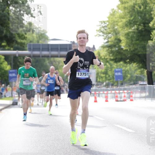 29.06.2025 - hella hamburg halbmarathon Jannik Wohlers http://msf.ph/oto/8168764 29.06.2025 09:41:23 Lombardsbrücke 1241, 2892, 4128, 4571, 7142, 10780, 11194, 12067, 12641, 13440, 13751, 13780, 14107, 16169, 16361, 16484, 18897 meine-sportfotos.de