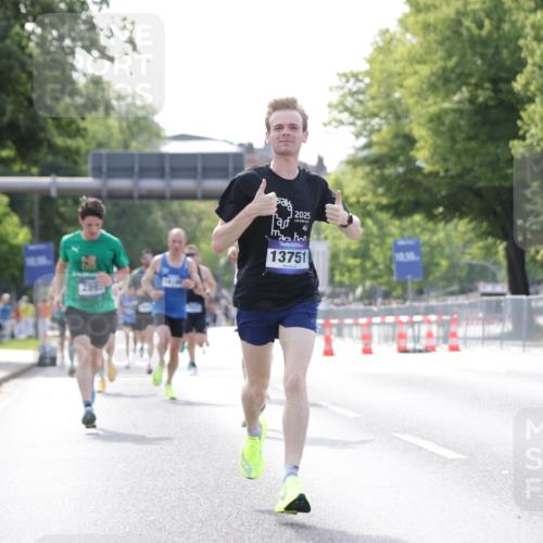 29.06.2025 - hella hamburg halbmarathon Jannik Wohlers http://msf.ph/oto/8168787 29.06.2025 09:41:23 Lombardsbrücke 1241, 2892, 4128, 4571, 7142, 10780, 11194, 12067, 12641, 13440, 13751, 13780, 14107, 16169, 16361, 16484, 18897 meine-sportfotos.de