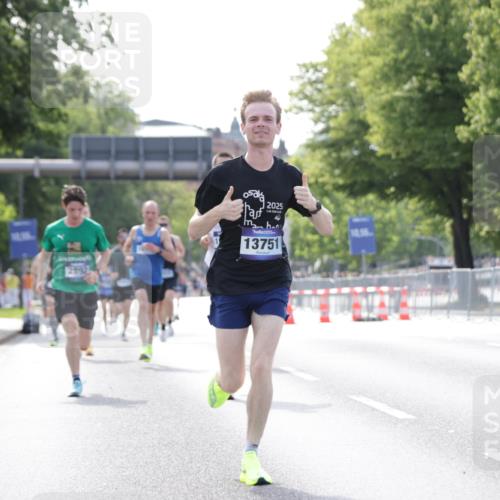 29.06.2025 - hella hamburg halbmarathon Jannik Wohlers http://msf.ph/oto/8168825 29.06.2025 09:41:23 Lombardsbrücke 1241, 2892, 4128, 4571, 7142, 10780, 11194, 12067, 12641, 13440, 13751, 13780, 14107, 16169, 16361, 16484, 18897 meine-sportfotos.de