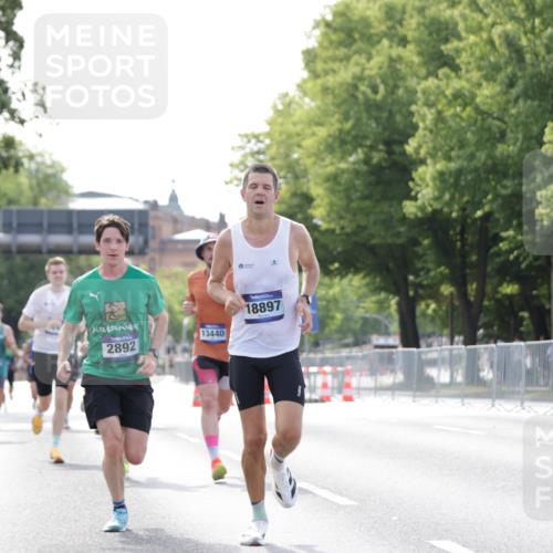 29.06.2025 - hella hamburg halbmarathon Jannik Wohlers http://msf.ph/oto/8168853 29.06.2025 09:41:25 Lombardsbrücke 1241, 2892, 4128, 4571, 7142, 10780, 11194, 12067, 12641, 13440, 13751, 13780, 14107, 16169, 16361, 18897 meine-sportfotos.de