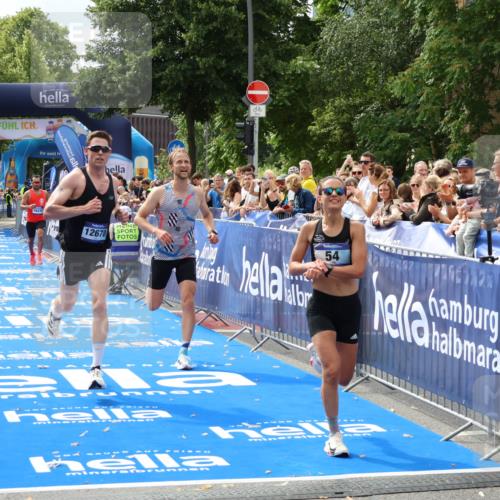 29.06.2025 - hella hamburg halbmarathon Zöllner http://msf.ph/oto/8168871 29.06.2025 10:20:20 Ziel 54, 12678, 14302, 16245 meine-sportfotos.de