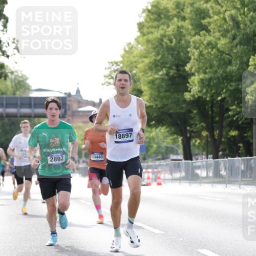 29.06.2025 - hella hamburg halbmarathon Jannik Wohlers http://msf.ph/oto/8168874 29.06.2025 09:41:25 Lombardsbrücke 1241, 2892, 4128, 4571, 7142, 10780, 11194, 12067, 12641, 13440, 13751, 13780, 14107, 16169, 16361, 18897 meine-sportfotos.de