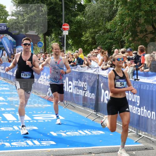 29.06.2025 - hella hamburg halbmarathon Zöllner http://msf.ph/oto/8168891 29.06.2025 10:20:20 Ziel 54, 12678, 14302, 16245 meine-sportfotos.de