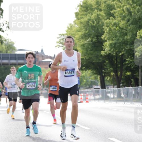 29.06.2025 - hella hamburg halbmarathon Jannik Wohlers http://msf.ph/oto/8168901 29.06.2025 09:41:25 Lombardsbrücke 1241, 2892, 4128, 4571, 7142, 10780, 11194, 12067, 12641, 13440, 13751, 13780, 14107, 16169, 16361, 18897 meine-sportfotos.de