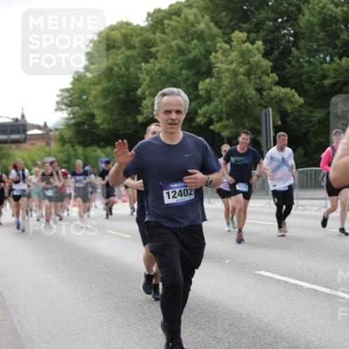29.06.2025 - hella hamburg halbmarathon Jannik Wohlers http://msf.ph/oto/8168909 29.06.2025 10:21:16 Lombardsbrücke 1072, 1158, 1401, 1668, 2172, 2315, 2353, 2529, 3770, 3825, 3826, 4289, 4375, 4376, 4697, 4786, 5122, 5412, 5759, 5957, 6086, 6103, 6475, 6805, 7075, 7612, 7672, 8286, 8715, 8896, 9369, 9483, 9499, 9532, 9635, 10019, 10374, 10874, 11425, 12041, 12368, 12402, 12659, 13093, 13604, 13937, 14278, 15404, 15603, 15869, 16045, 17903, 17932, 18378, 18439, 18851 meine-sportfotos.de