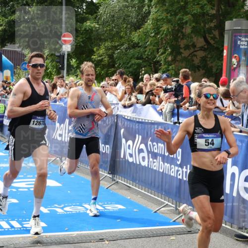 29.06.2025 - hella hamburg halbmarathon Zöllner http://msf.ph/oto/8168912 29.06.2025 10:20:20 Ziel 54, 12678, 14302, 16245 meine-sportfotos.de