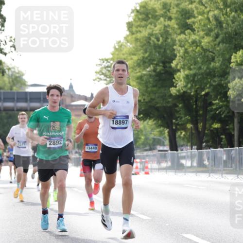 29.06.2025 - hella hamburg halbmarathon Jannik Wohlers http://msf.ph/oto/8168926 29.06.2025 09:41:25 Lombardsbrücke 1241, 2892, 4128, 4571, 7142, 10780, 11194, 12067, 12641, 13440, 13751, 13780, 14107, 16169, 16361, 18897 meine-sportfotos.de