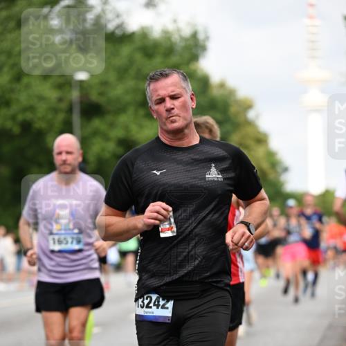 29.06.2025 - hella hamburg halbmarathon Dr. Thomas Lammeyer http://msf.ph/oto/8168940 29.06.2025 10:09:35 Kennedybrücke 1213, 1863, 2298, 3578, 4014, 4220, 4782, 4868, 5073, 5869, 6059, 7138, 7826, 8316, 8727, 8999, 9007, 9019, 9075, 9165, 9361, 9559, 9680, 9736, 9737, 9738, 10694 meine-sportfotos.de