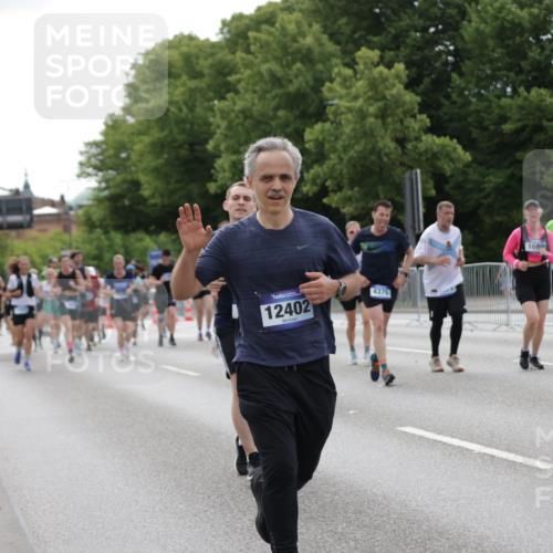 29.06.2025 - hella hamburg halbmarathon Jannik Wohlers http://msf.ph/oto/8168969 29.06.2025 10:21:16 Lombardsbrücke 1072, 1158, 1401, 1668, 2172, 2315, 2353, 2529, 3770, 3825, 3826, 4289, 4375, 4376, 4697, 4786, 5122, 5412, 5759, 5957, 6086, 6103, 6475, 6805, 7075, 7612, 7672, 8286, 8715, 8896, 9369, 9483, 9499, 9532, 9635, 10019, 10374, 10874, 11425, 12041, 12368, 12402, 12659, 13093, 13604, 13937, 14278, 15404, 15603, 15869, 16045, 17903, 17932, 18378, 18439, 18851 meine-sportfotos.de