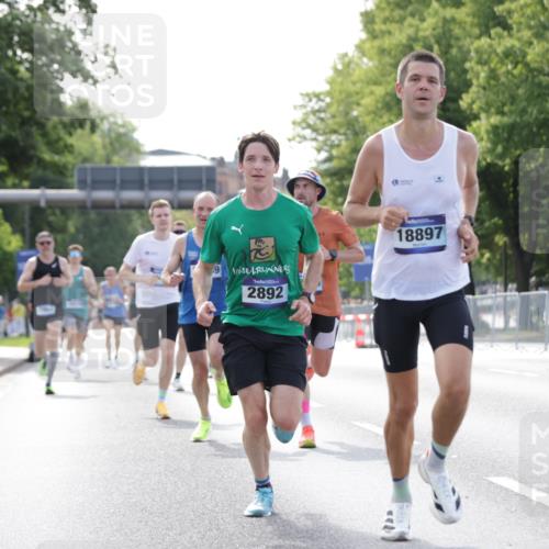 29.06.2025 - hella hamburg halbmarathon Jannik Wohlers http://msf.ph/oto/8169008 29.06.2025 09:41:26 Lombardsbrücke 1241, 2892, 4128, 4571, 6559, 7142, 7862, 10780, 11194, 12067, 12641, 13440, 13751, 13780, 14107, 16169, 16361, 18124, 18897 meine-sportfotos.de
