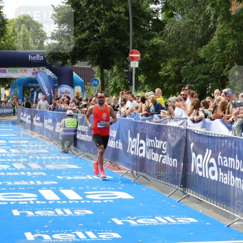 29.06.2025 - hella hamburg halbmarathon Zöllner http://msf.ph/oto/8169010 29.06.2025 10:20:23 Ziel 12373, 16245 meine-sportfotos.de