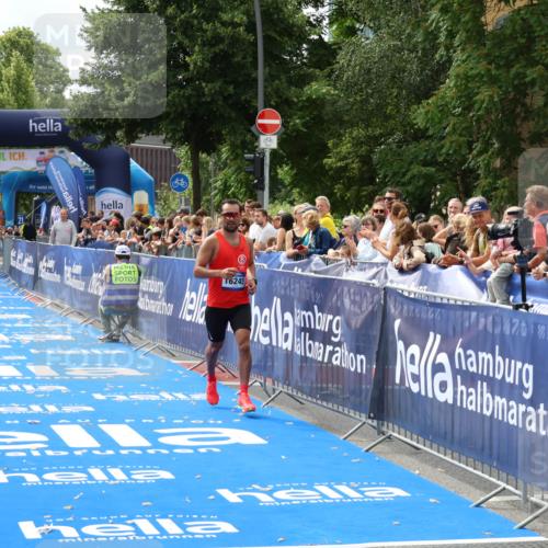 29.06.2025 - hella hamburg halbmarathon Zöllner http://msf.ph/oto/8169015 29.06.2025 10:20:24 Ziel 12373, 16245 meine-sportfotos.de